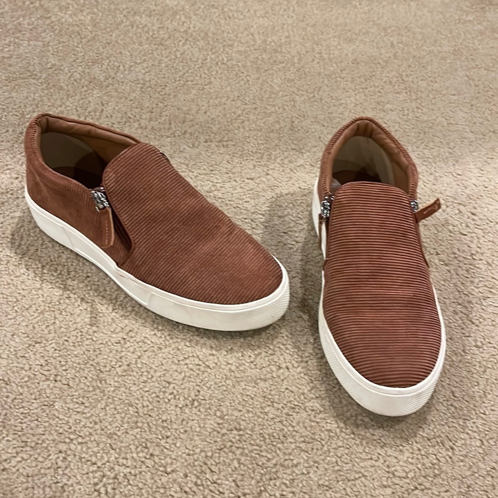 Very volatile size 7.5 women’s shoe casual great condition